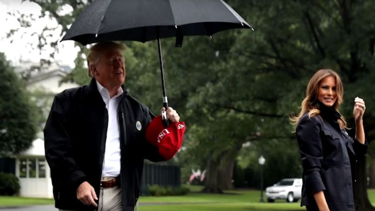 Trump y Melania, la extraña pareja que no comparte ni el paraguas