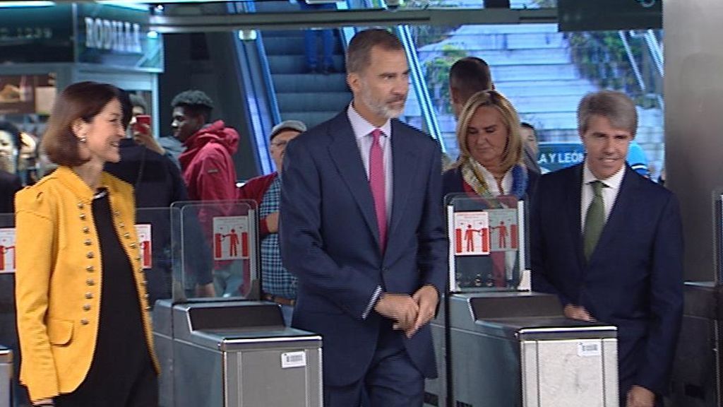 Felipe VI viaja en Metro