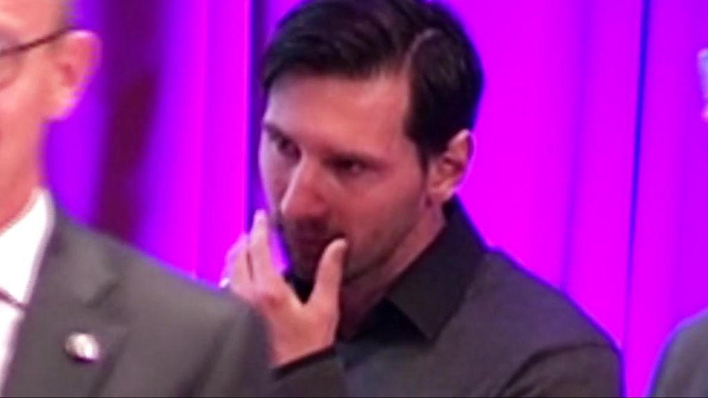 Messi, al borde de las lágrimas al oír el relato de un niño enfermo de cáncer en la presentación de un hospital