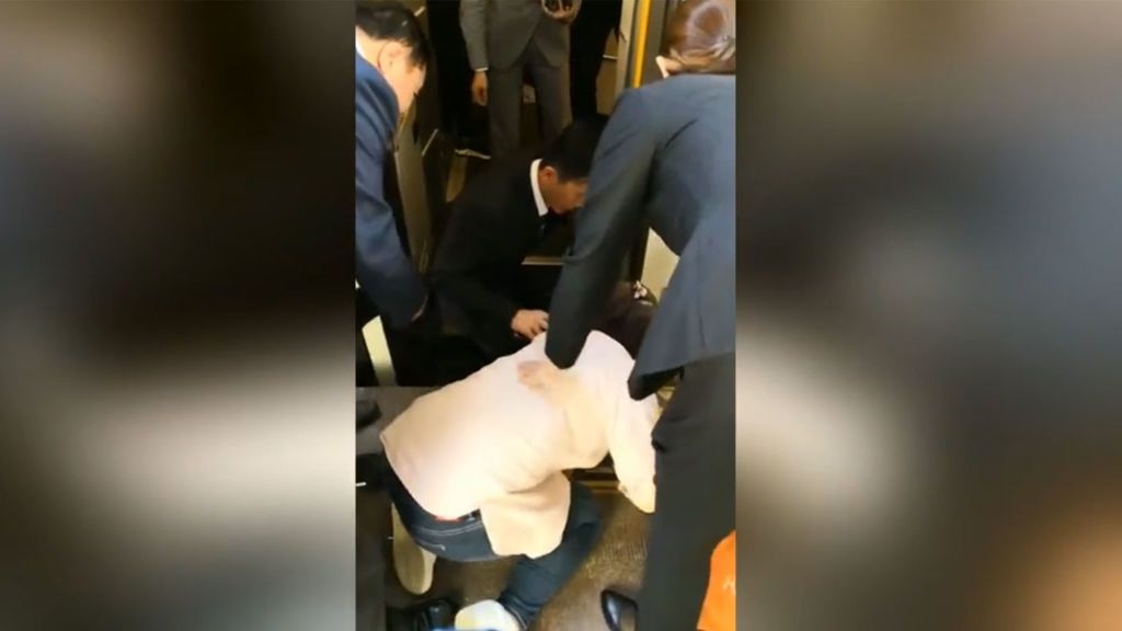Una niña de cuatro años cae bajo el tren mientras su madre mira el móvil