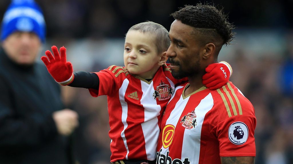 Jermain Defoe se tatúa como homenaje el nombre de Bradley Lowery