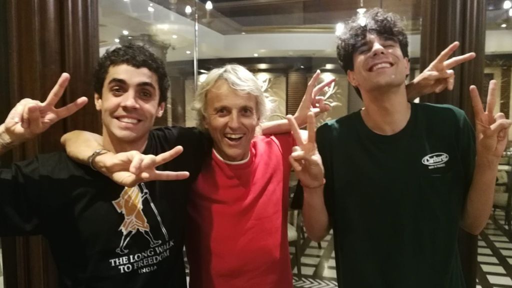 Javier Ambrossi, Jesús Calleja y Javier Calvo celebrando la victoria de los Ondas en la India.