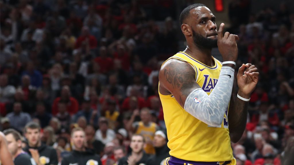 Lebron James debuta con los Lakers con una derrota ante los Portland Trail Blazers Lebron James debuta con los Lakers con una derrota ante los Portland Trail Blazers