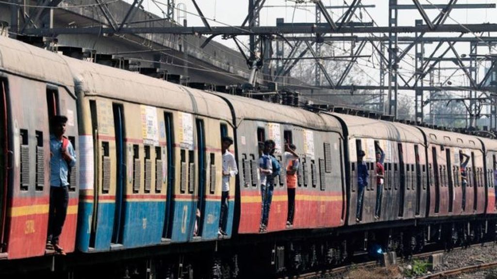Un tren arrolla a una multitud en la India y deja al menos 50 muertos Un tren arrolla a una multitud en la India y deja al menos 50 muertos