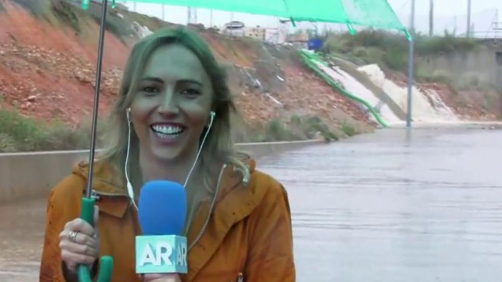 La 'pillada' de Ana Rosa a un cámara que cubría las inundaciones con zapatillas de deporte