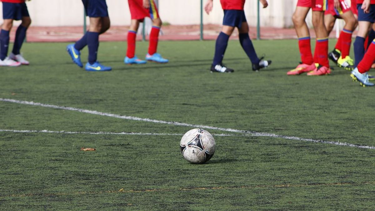 Un club gallego crea un banco de botas de fútbol para que todos los niños puedan jugar con el calzado adecuado