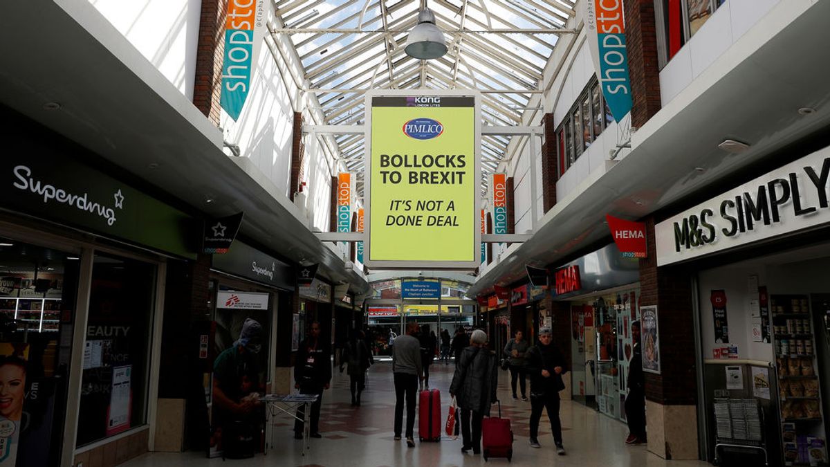 "Hasta los huevos del Brexit": la campaña de carteles de un millonario en Londres