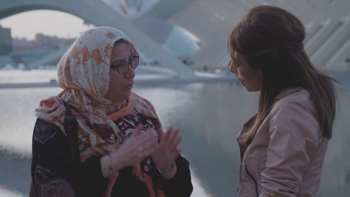 Ana Terradillos entrevista a mujeres musulmanas en 'España mira a La Meca'.
