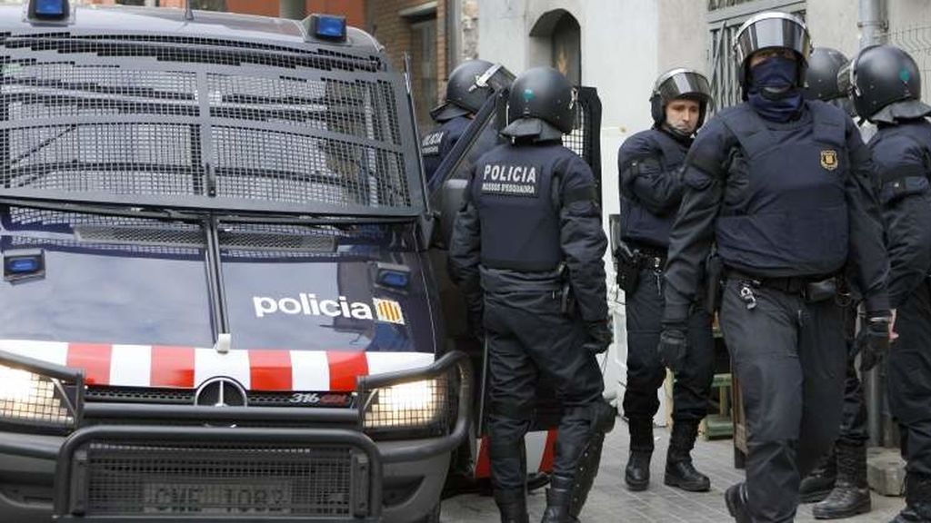 Tensión en Barcelona por los detenidos tras las manifestaciones: los CDR se concentran frente a la comisaría de Les Corts