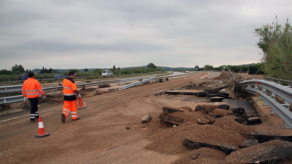 Noche tensa en Tarragona: la gota fría obliga al corte de varias carreteras