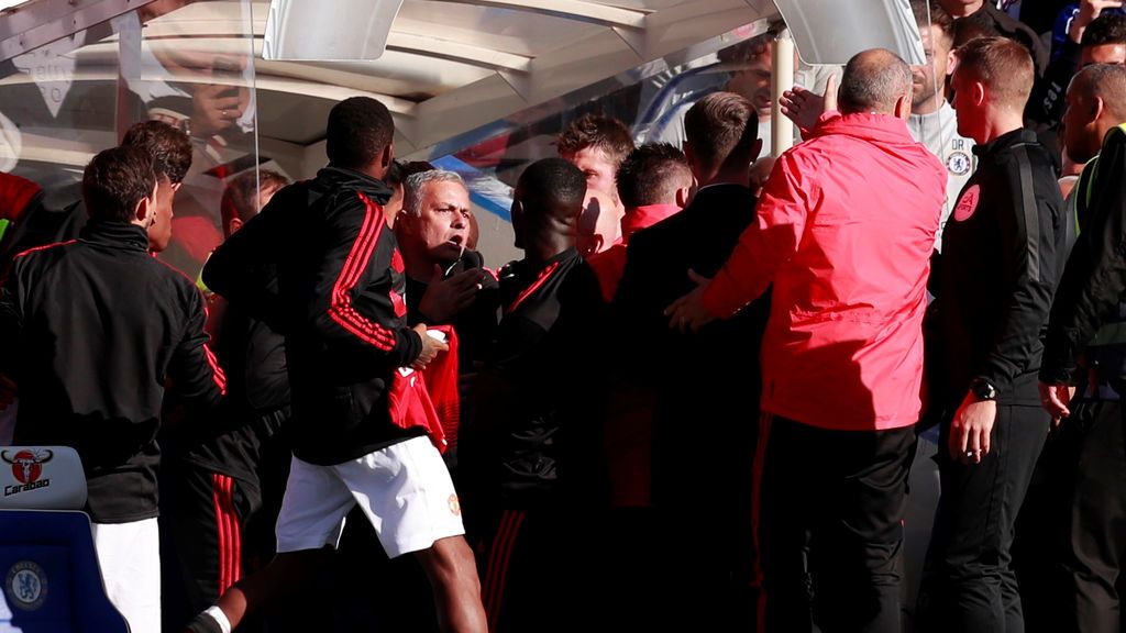 Mourinho intenta agredir a un asistente del Chelsea tras el agónico empate en Stamford Bridge