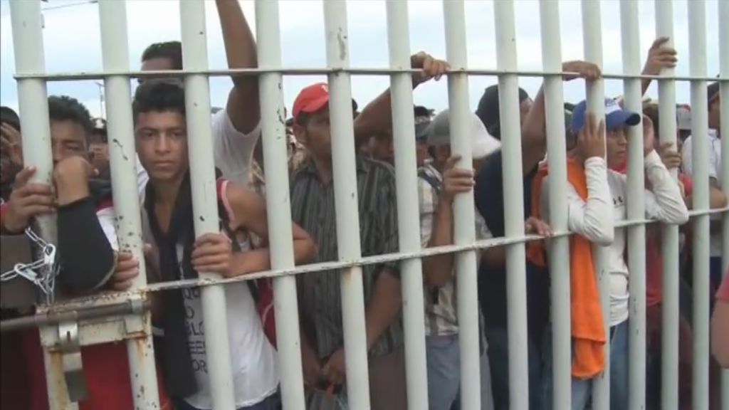 La caravana de hondureños empieza a cruzar la frontera entre Guatemala y México