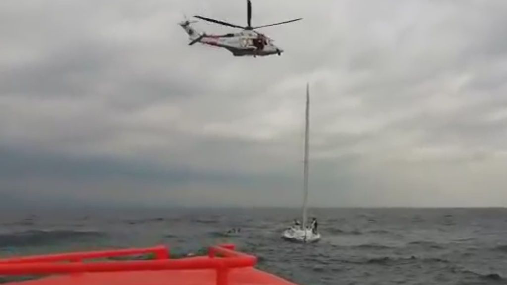 Cinco tripulantes de un velero, rescatados en helicóptero entre Cambrils y Tortosa