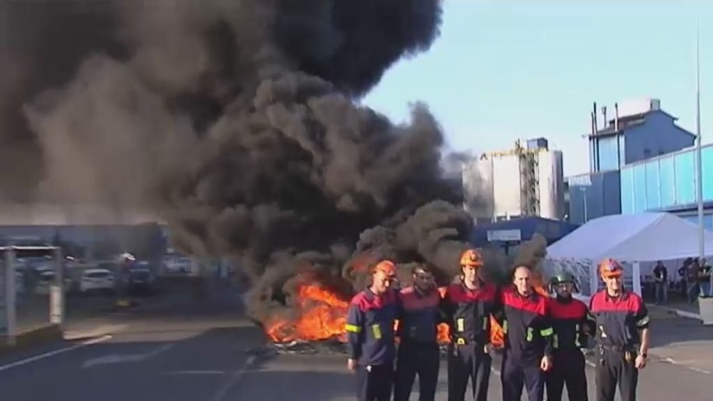 Los trabajadores de la planta de Alcoa tiñen el cielo de negro en señal de protesta