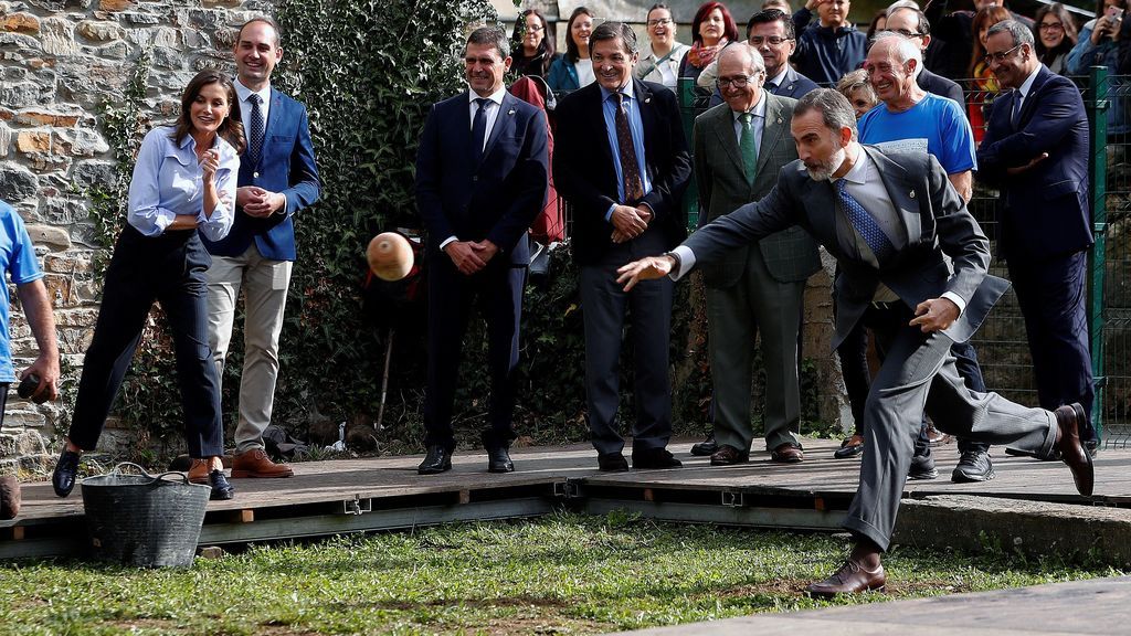 Felipe VI juega al bolo vaqueiro en Moal, el Pueblo Ejemplar de 2018