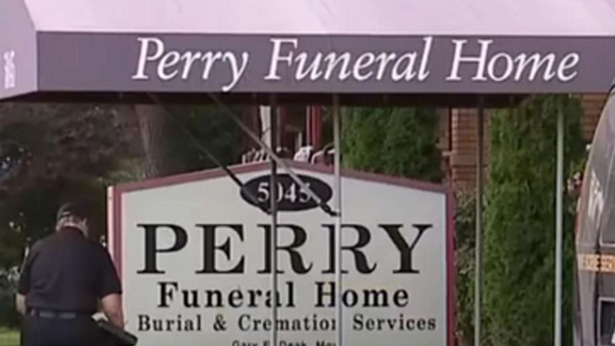 Hallan restos de más de 30 bebés y fetos en otra funeraria de Detroit