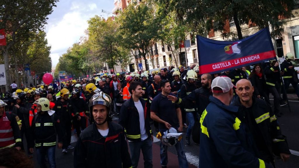 Los bomberos se manifiestan en Madrid reclamando "amparo y protección"