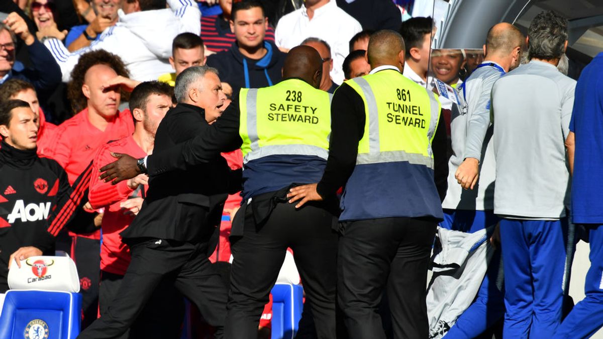 Mourinho intenta agredir a un asistente del Chelsea tras el agónico empate en Stamford Bridge Mourinho intenta agredir a un asistente del Chelsea tras el agónico empate en Stamford Bridge