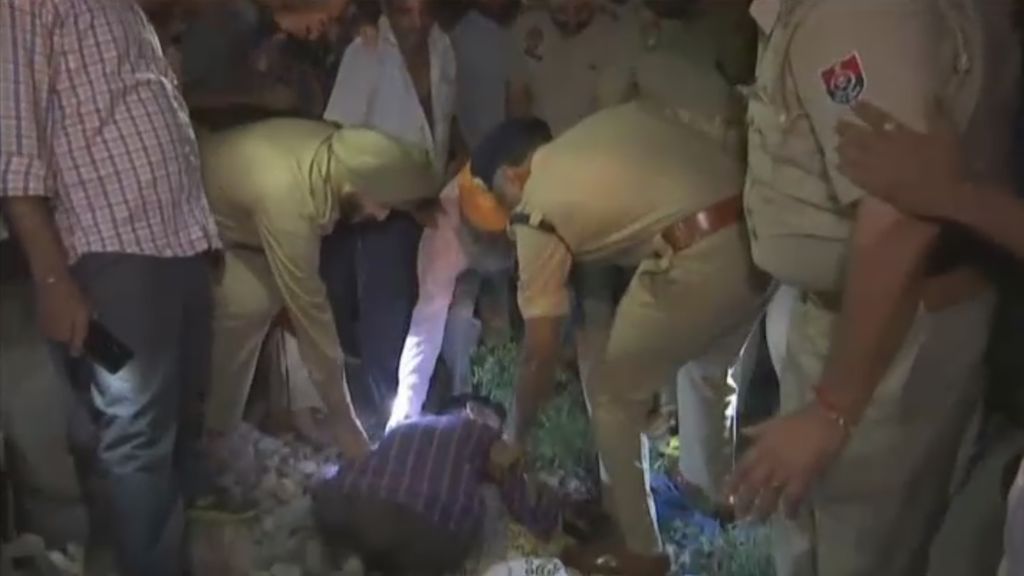 59 fallecidos después de que un tren arrollase a una multitud de personas al norte de India