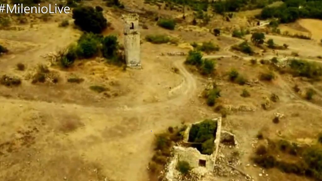 Tumbas, una torre solitaria y una casa donde hubo un crimen: el esqueleto muerto y maldito de Ochate a vista de dron