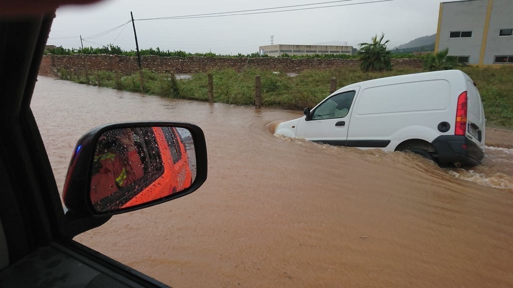 Una tromba de agua deja 218l/m2 en Tavernes y obliga a cortar la CV-50 dos horas Una tromba de agua deja 218l/m2 en Tavernes y obliga a cortar la CV-50 dos horas