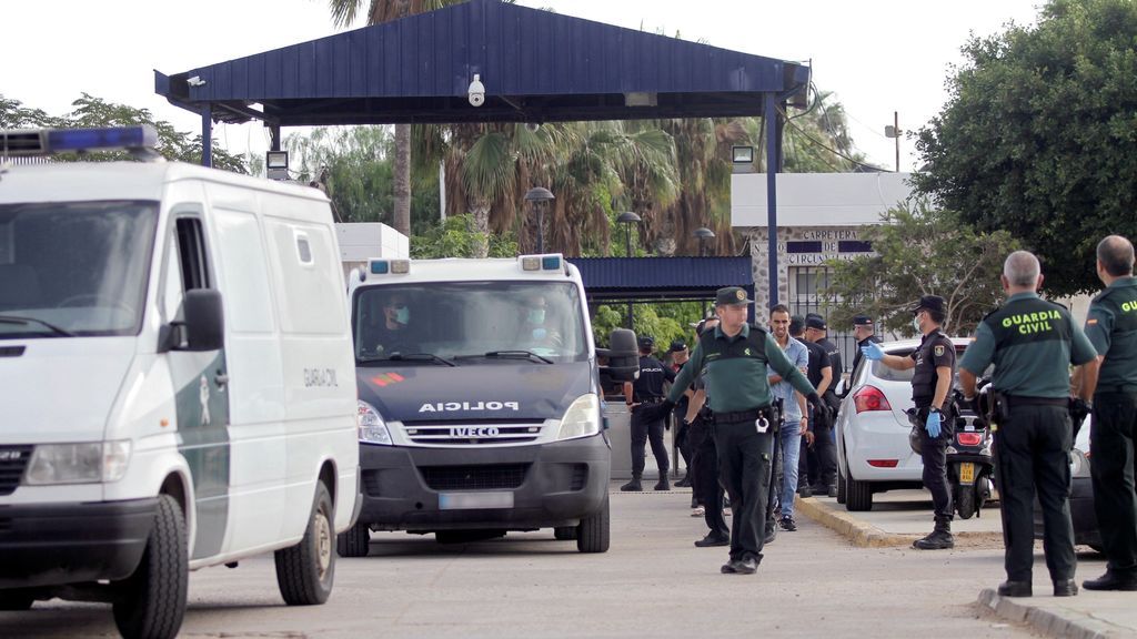 Salto masivo a la valla de Melilla: muere un inmigrante y varios resultan heridos Salto masivo a la valla de Melilla: muere un inmigrante y varios resultan heridos