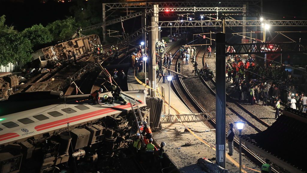 Mueren 17 personas y 120 resultan heridas tras desarrilar un tren en Taiwán