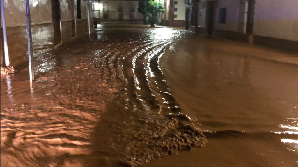 Un bombero desaparecido tras volcar un camión y más de 300 incidencias por las lluvias en Málaga