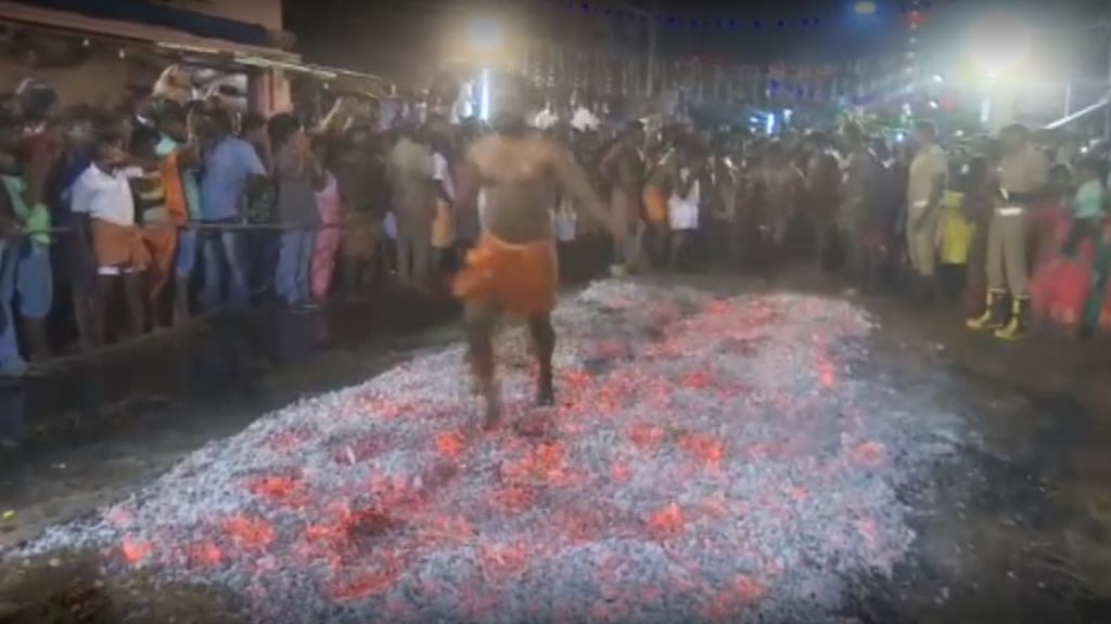 Caminar con los pies descalzos por fuego, la fiesta de Theemithi aterriza en la India