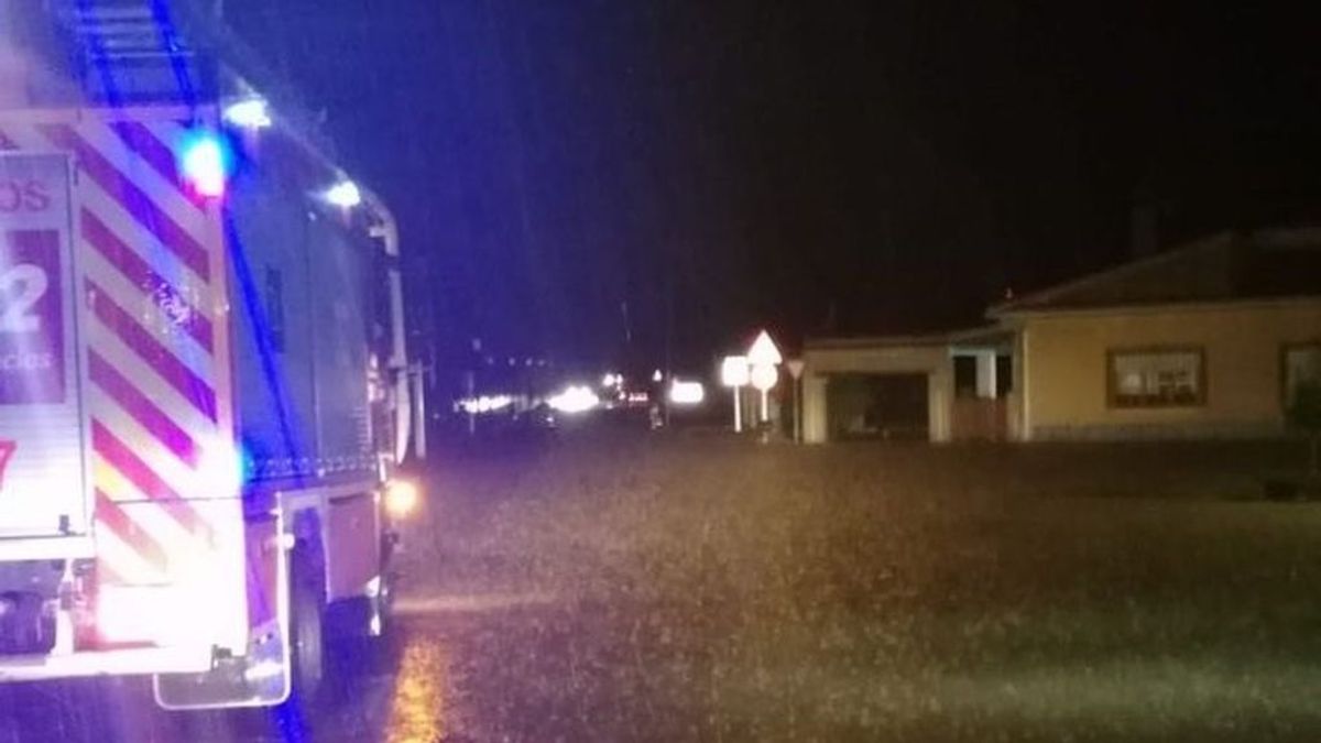 Un bombero desaparecido tras volcar un camión y más de 300 incidencias por las lluvias en Málaga