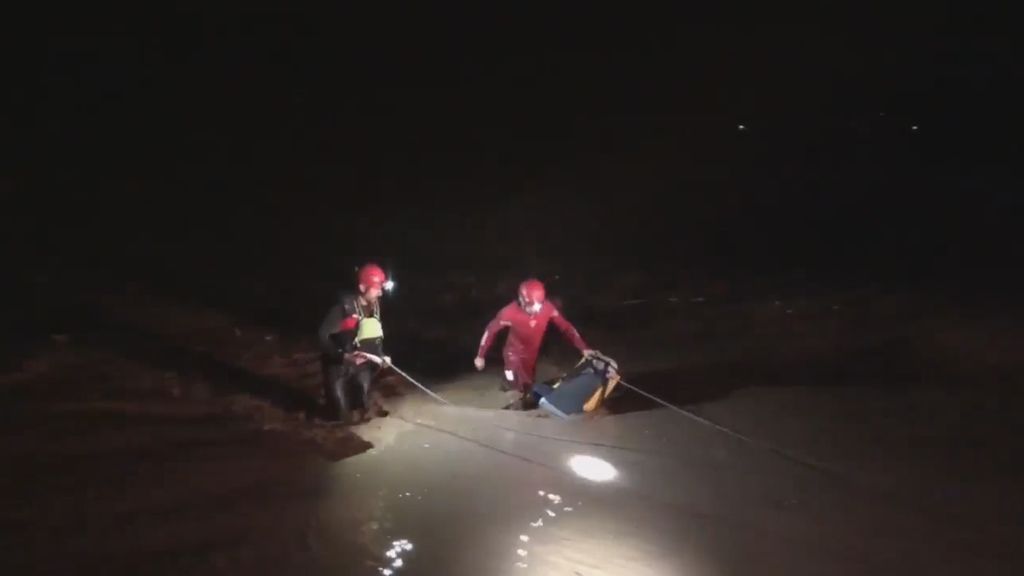 Los bomberos atraviesan la riada en sus labores de rescate en Bobadilla, Málaga