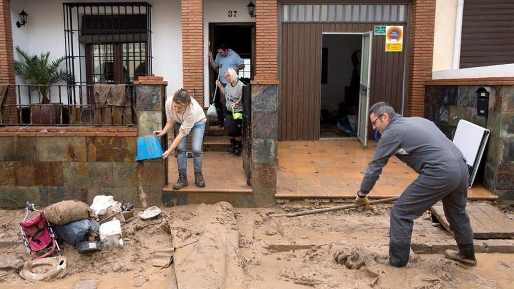Los vecinos de Campillos, absortos en las tareas de limpieza