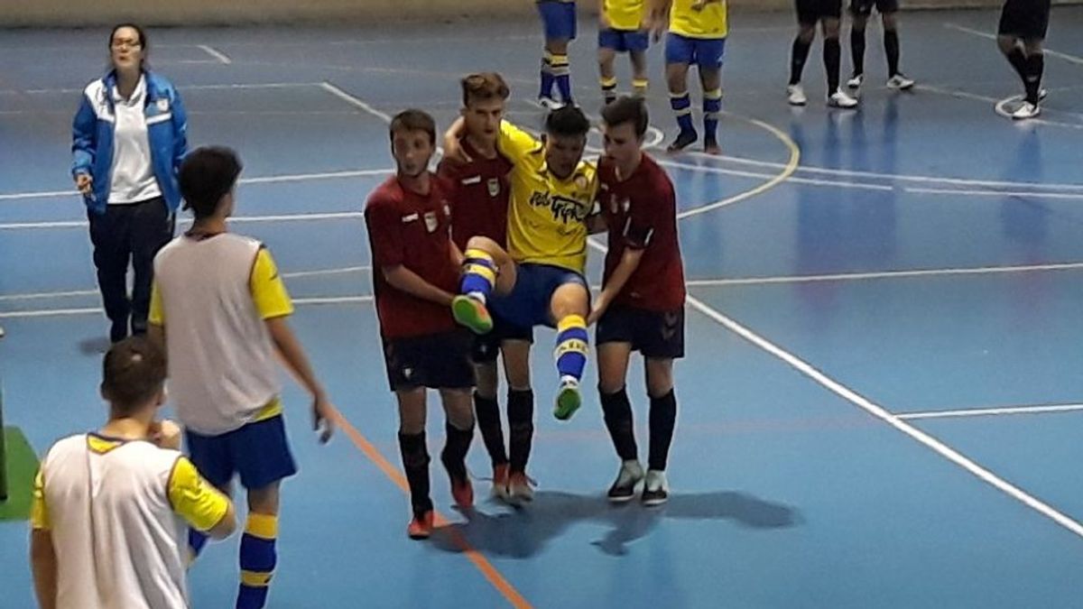 Llevan en volandas a un jugador rival lesionado para ayudarle a abandonar la pista Llevan en volandas a un jugador rival lesionado para ayudarle a abandonar la pista