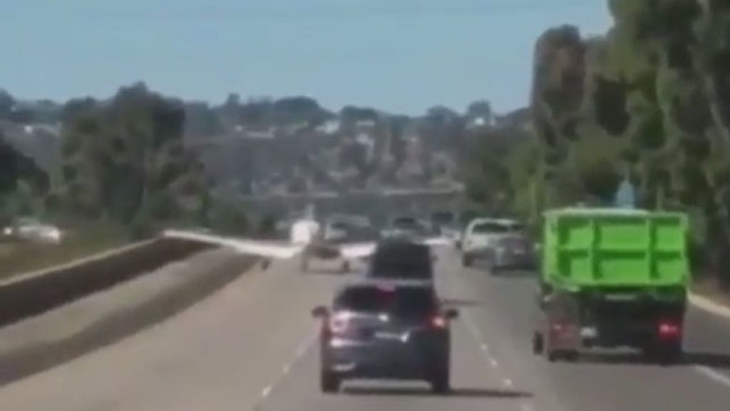 Aterriza de emergencia en medio de una autopista sorteando los coches