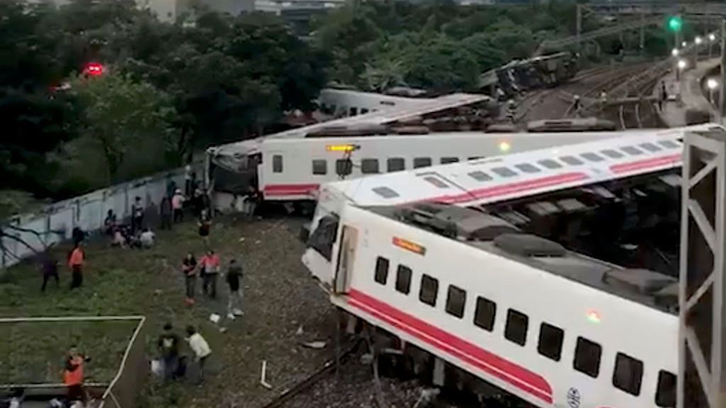 Mueren 18 personas en accidente de un tren en Taiwán, similar al del Alvia en la curva de Angrois