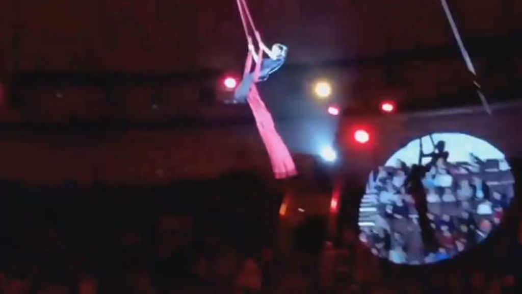 Los asistentes graban la caída de una acróbata en un circo de Rusia