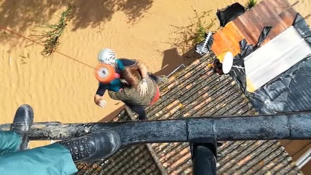 La Guardia Civil saca de balcones, tejados y azoteas a gente que se había subido a ellos huyendo de la riada