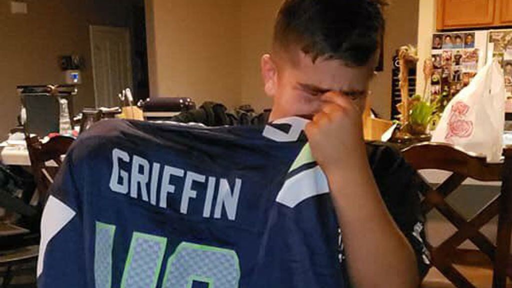 Un niño de 11 años, al que le falta una mano, no puede parar de llorar al recibir la camiseta de su ídolo, que tiene la misma discapacidad