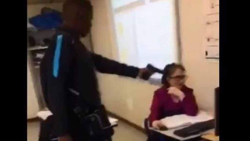 Un estudiante de 16 años apunta a la cabeza de su profesora en un instituto de París