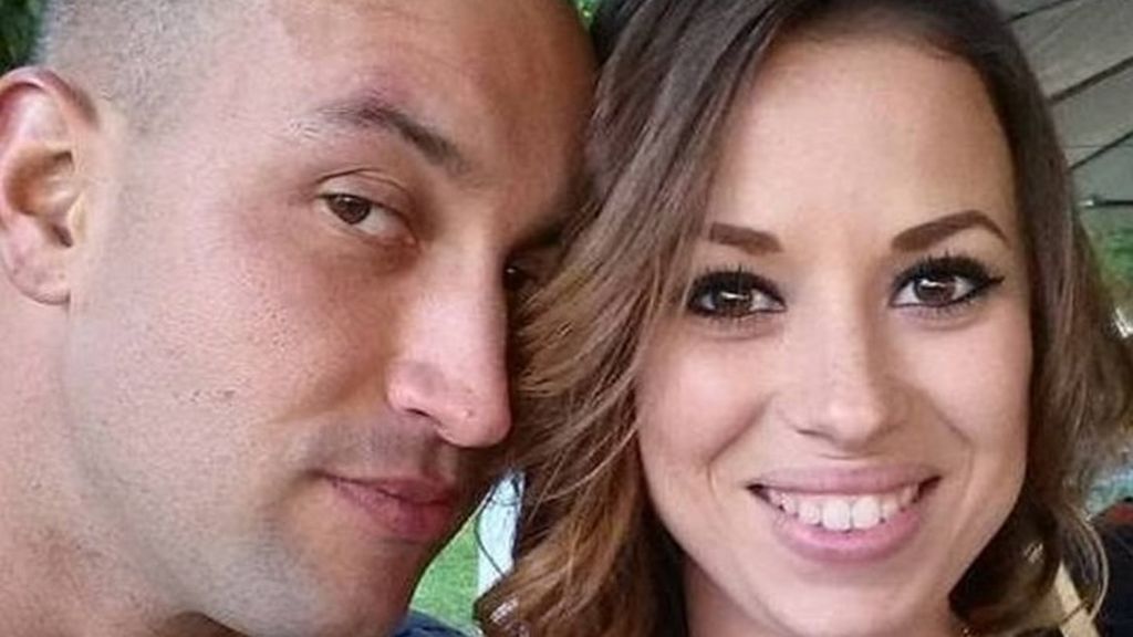 Un padre publica las fotos de su mujer y bebé muertos para pedir justicia Un padre publica las fotos de su mujer y bebé muertos para pedir justicia
