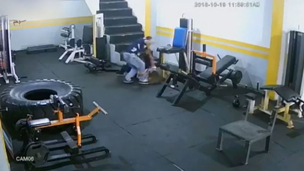 Brutal paliza de un joven a su exnovia en un gimnasio de Colombia