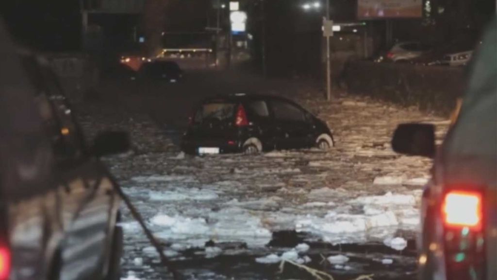 Coches flotando, conductores salvados in extremis… La lluvia y el granizo paralizan Roma