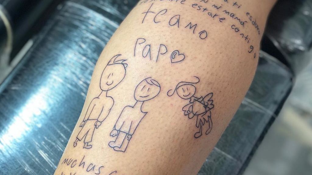 Un futbolista colombiano se tatúa el dibujo que le hizo su hijo tras el fallecimiento de su esposa por cáncer de mama