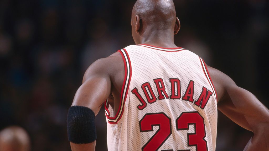 Se tatúa la camiseta de Michael Jordan en la espalda y responde a las críticas que le acusan de buscar la fama