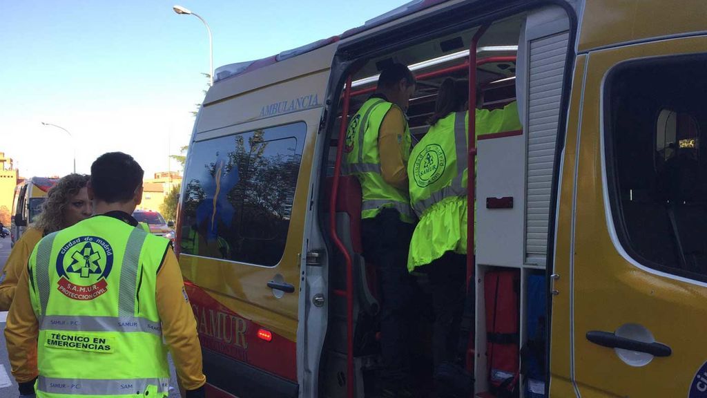 Vuela 20 metros tras ser atropellado en un paso de peatones en Madrid