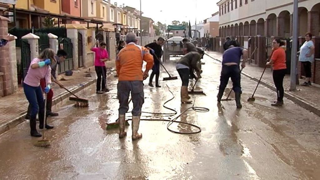 Los pueblos afectados por las lluvias en Málaga limpian sin cesar el barro con la ayuda de voluntarios