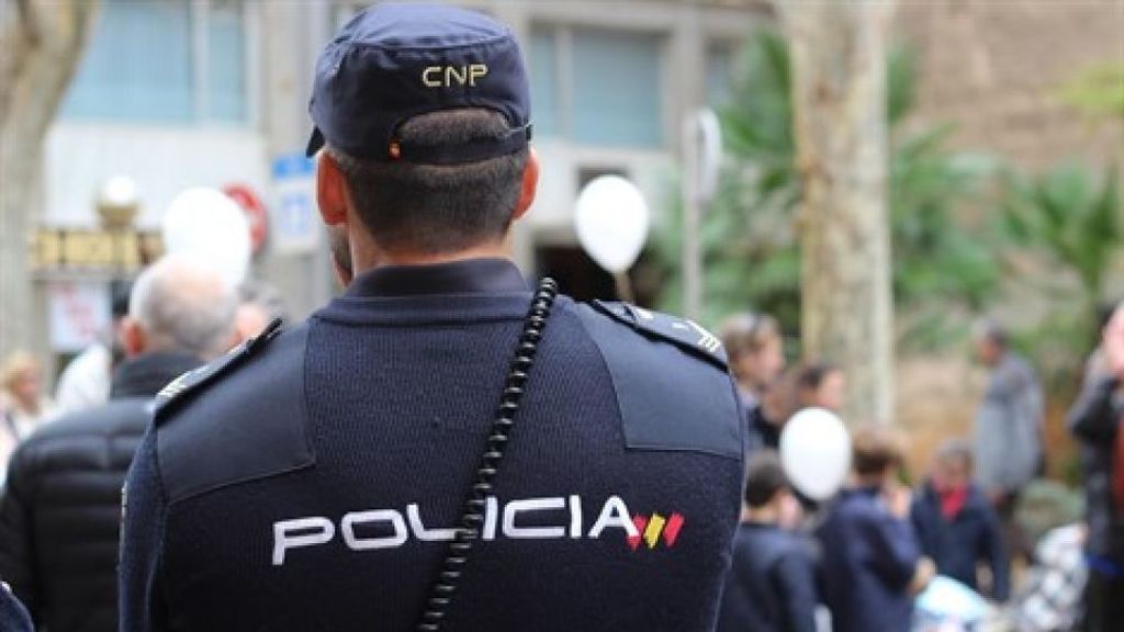 Detenido por romper la nariz al ocupante de un coche al que se subió en marcha