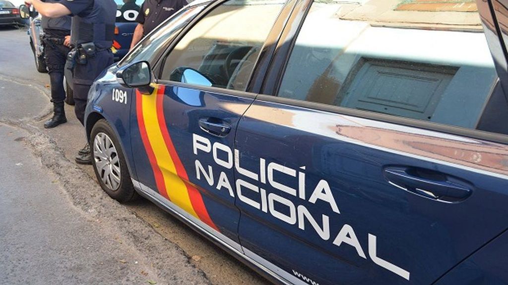 Heridos dos agentes tras ser atacados por perros de raza peligrosa cuando arrestaban a tres delincuentes en Madrid
