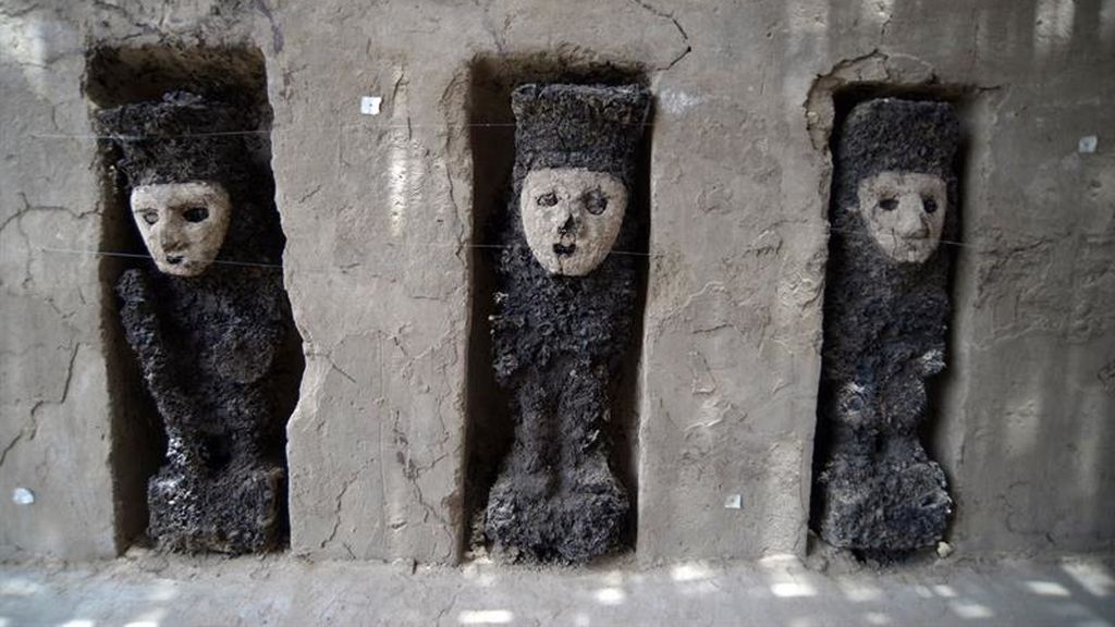 Estatuillas halladas en ruinas en Perú