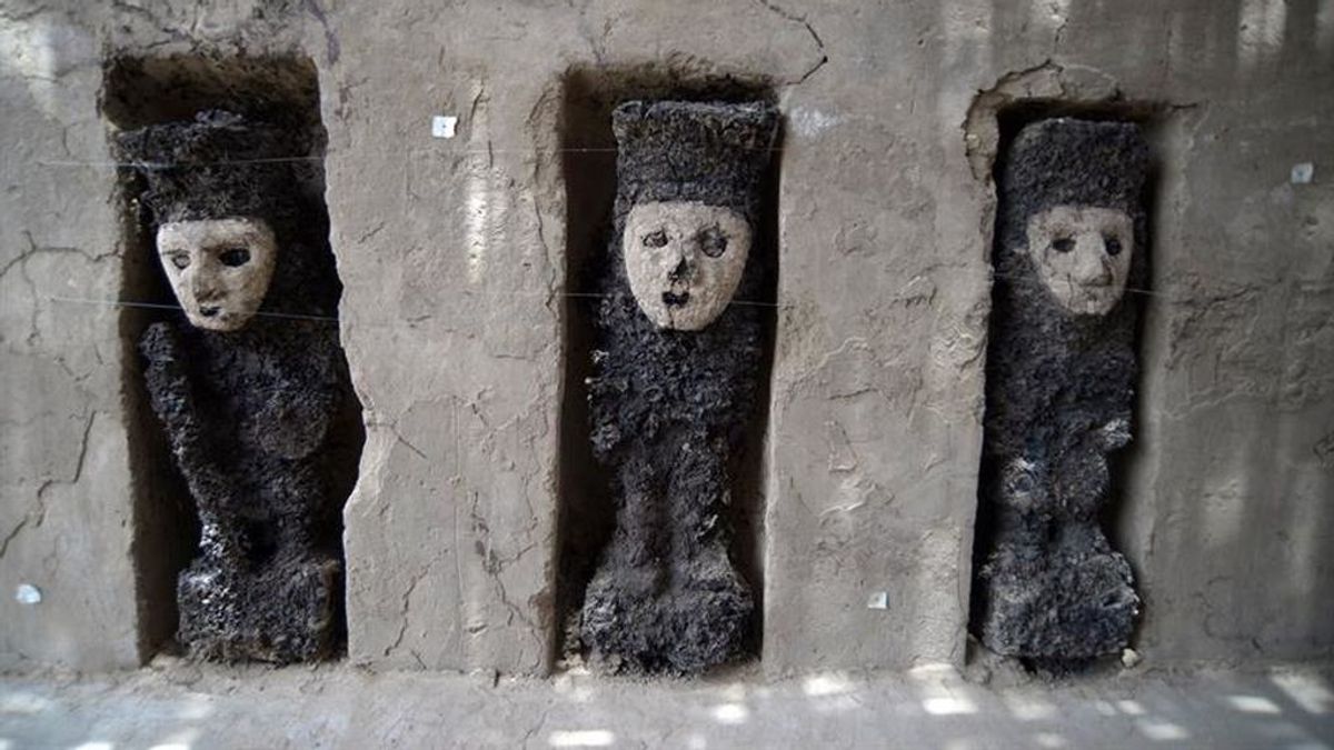 Estatuillas halladas en ruinas en Perú